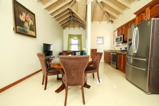 Luxury Penthouse Condo With Pool คิงส์ตัน ภายนอก รูปภาพ