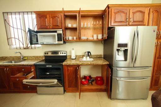 Luxury Penthouse Condo With Pool คิงส์ตัน ภายนอก รูปภาพ