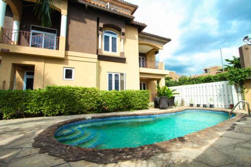 Luxury Penthouse Condo With Pool คิงส์ตัน ภายนอก รูปภาพ